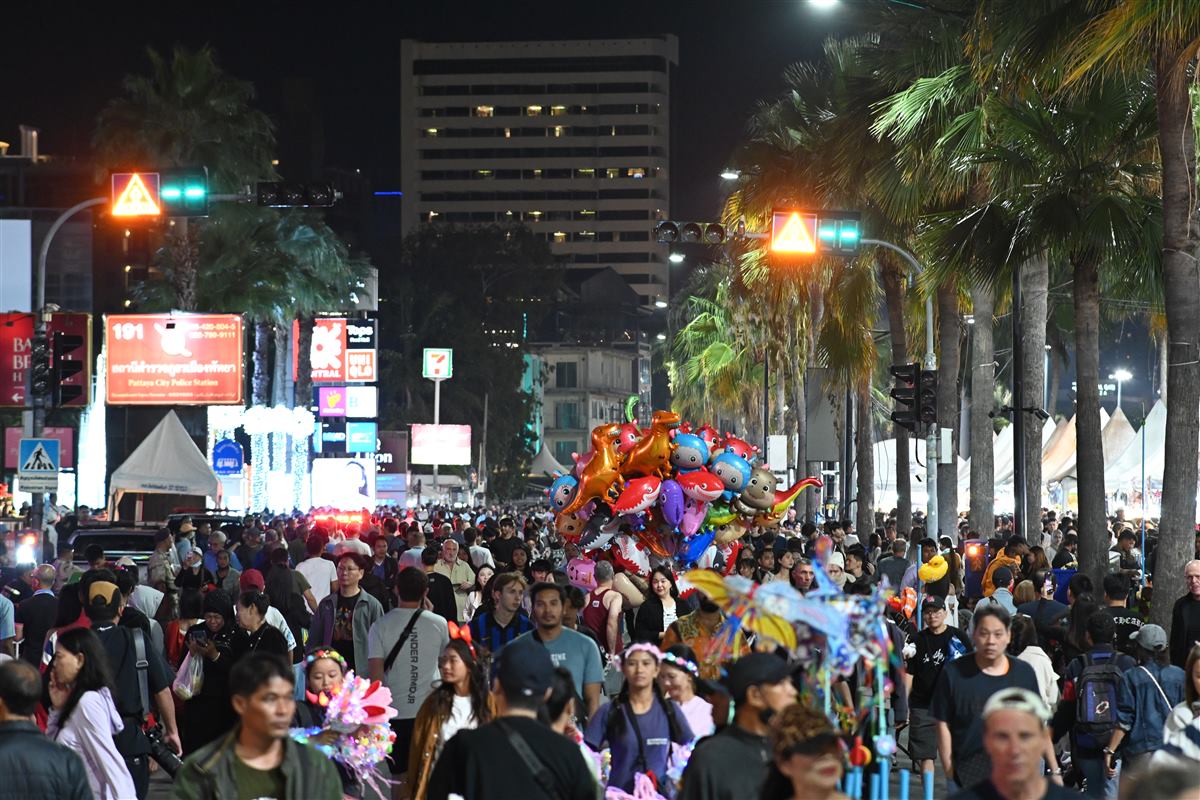 Festival nocturno con multitud y luces de colores