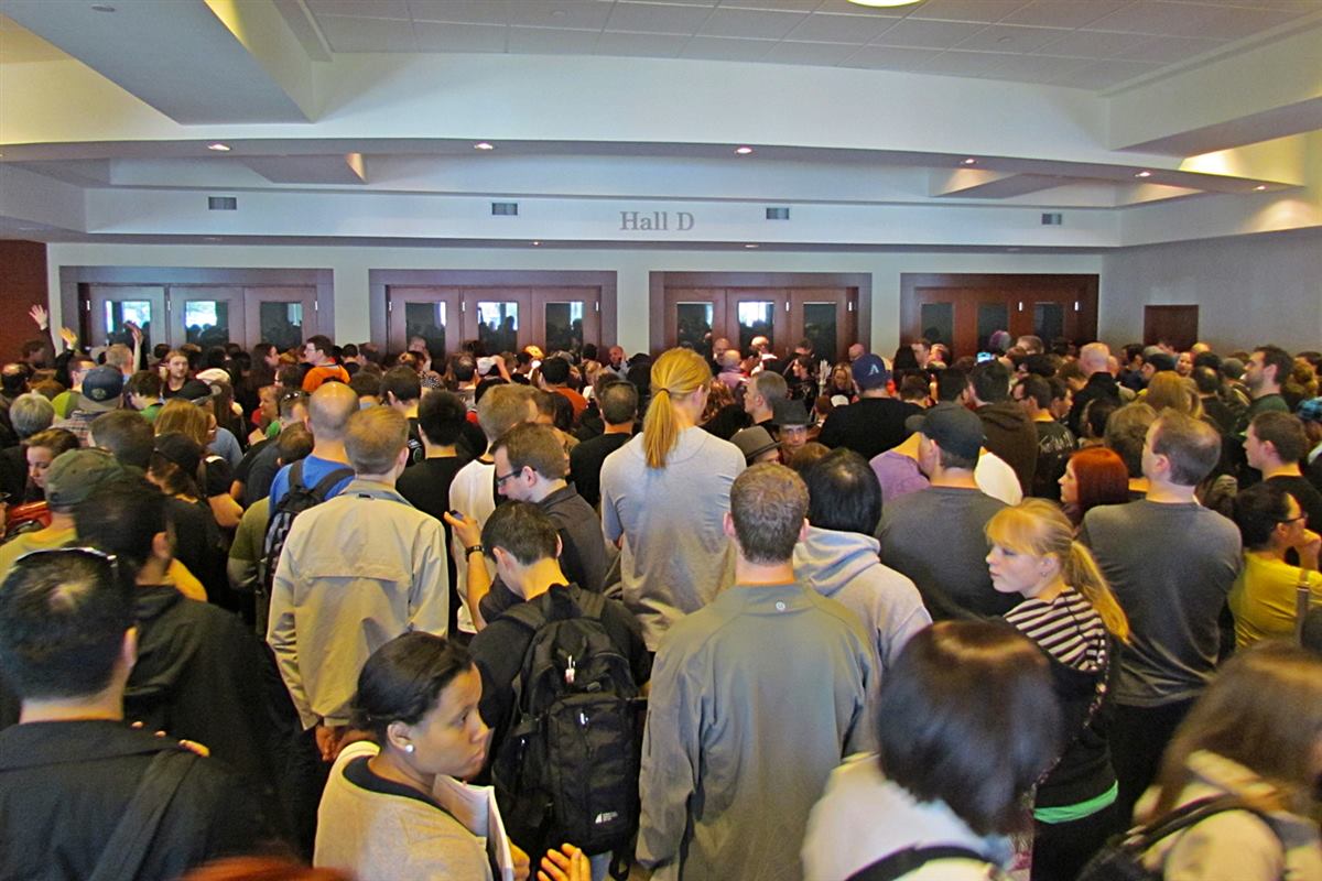 Multitud en una feria o convención