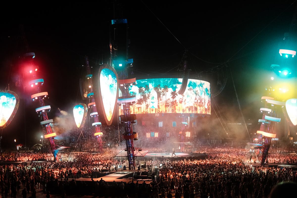 Concierto con multitud e iluminación de escenario
